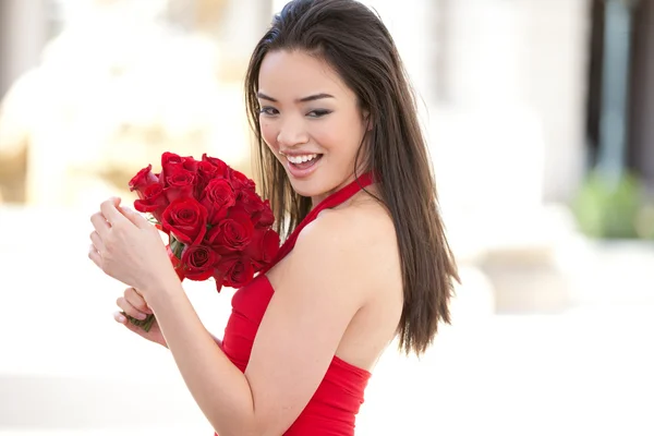 Hübsches Mädchen in einem roten Kleid — Stockfoto
