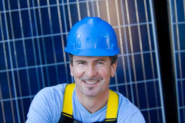 Bello uomo e pannelli solari — Foto Stock