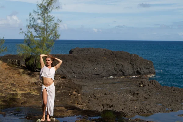 Mooie vrouw in kauai op een prive-strand — Stockfoto