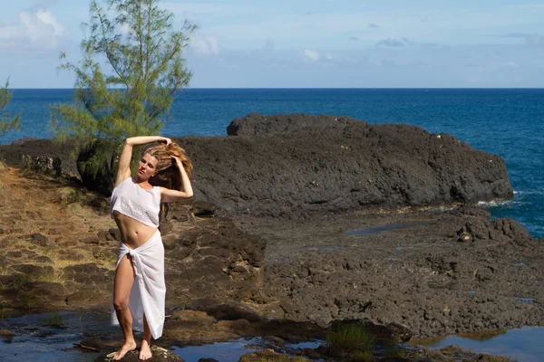 在考艾岛私人海滩上的漂亮女人 — 图库照片