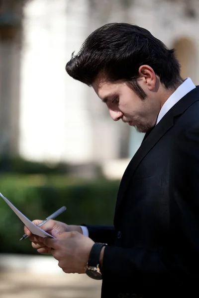 Hombre de negocios firmando documentos — Foto de Stock