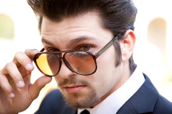 선글라스 너머로 잘생긴 남자 — 스톡 사진