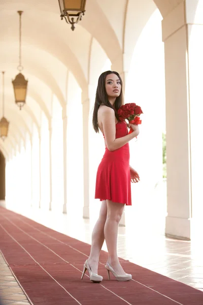 Egy piros ruha a csinos lány — Stock Fotó