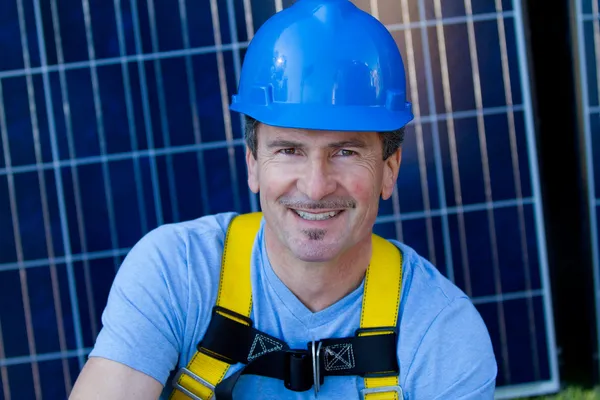 ハンサムな男と太陽電池パネル — ストック写真