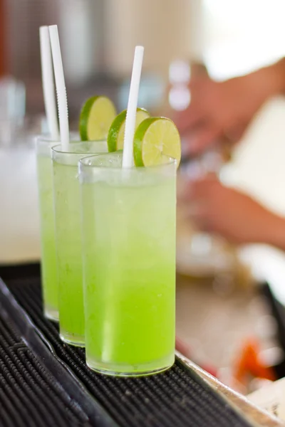 Refeshing Cocktails in Paradise — Stock Photo, Image