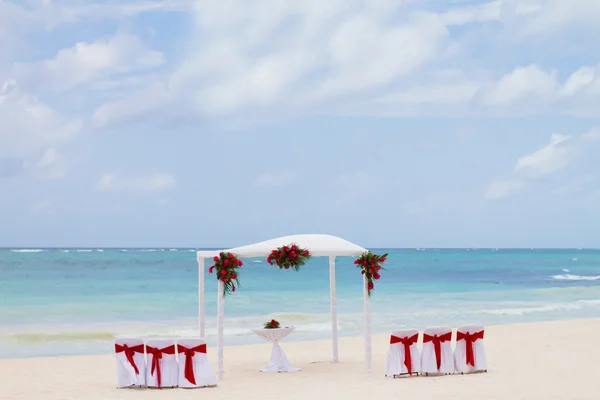 Sahilde düğünbruiloft op het strand — Stok fotoğraf