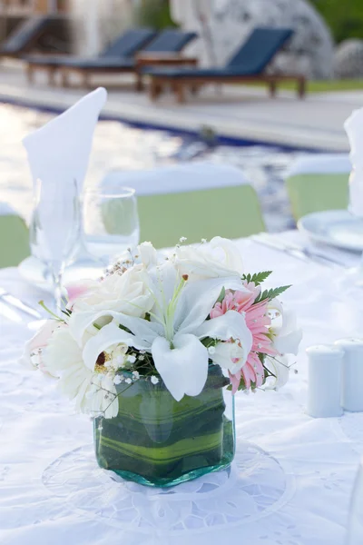 Blumengeschmückter Tisch — Stockfoto