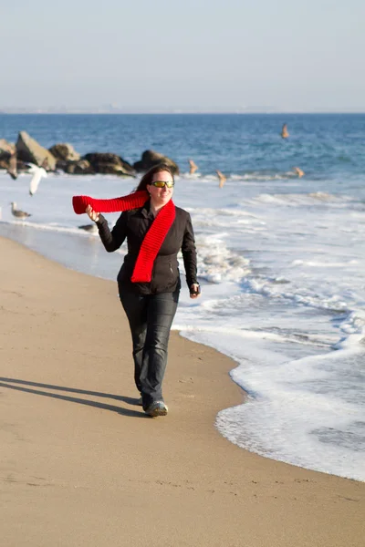 Женщина, идущая по берегу в Малибу, Калифорния — стоковое фото