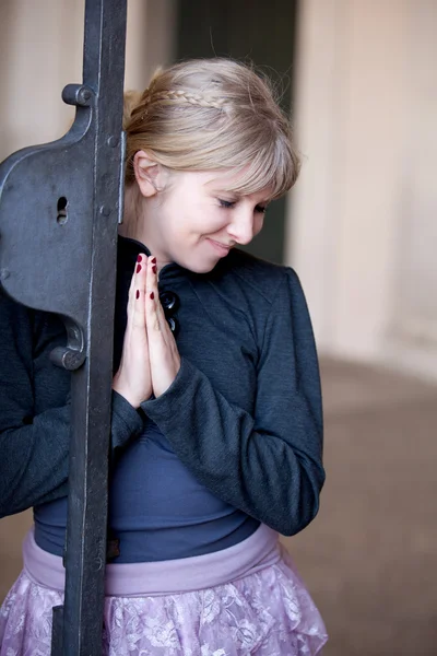 Oldukça Avrupa kadın dua — Stok fotoğraf