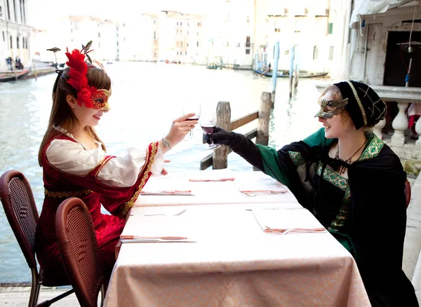 Женщины в ресторане топят вино — стоковое фото