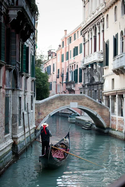 Gondolier and gondola — Stock Photo, Image