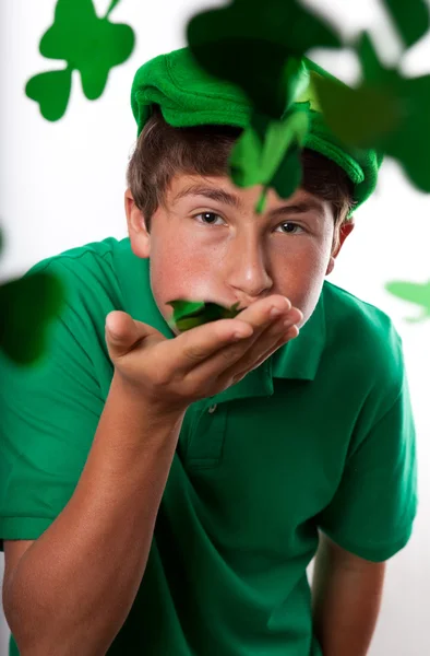 Szent Patricks nap aranyos tizenéves zöld kalapban — Stock Fotó