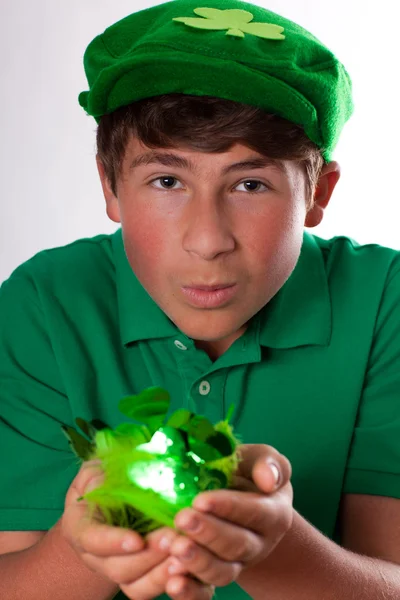 圣帕特里克日可爱的十几岁戴着绿色帽子 — 图库照片