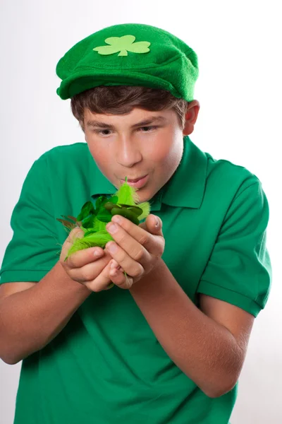St Patricks Day Adolescente bonito com chapéu verde — Fotografia de Stock