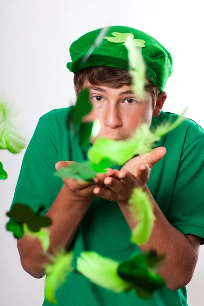 St Patricks Day Adolescente bonito com chapéu verde — Fotografia de Stock