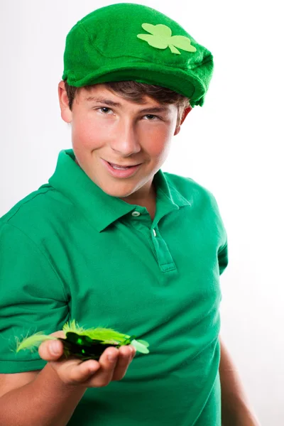 St patricks day söt tonåring med grön hatt — Stockfoto