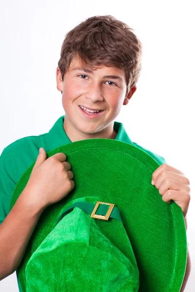 St patricks dag schattige tiener met groen hoed — Stockfoto