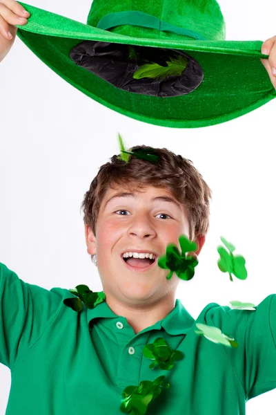 St patricks günü sevimli genç yeşil şapka ile — Stok fotoğraf