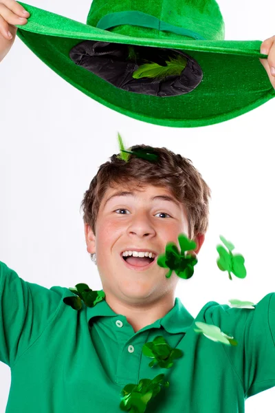 St patricks günü sevimli genç yeşil şapka ile