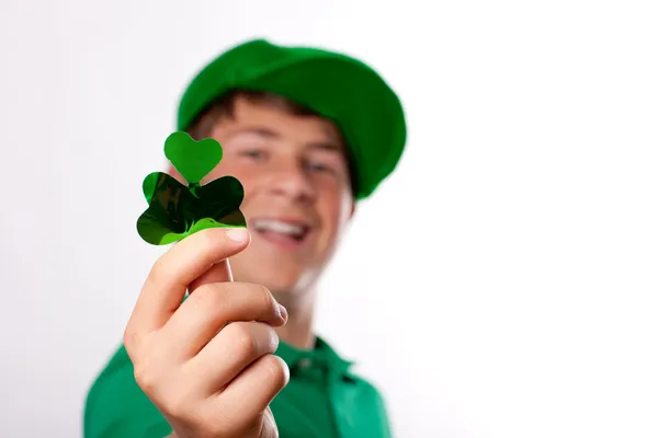 St patricks day niedlicher Teenager mit grünem Hut — Stockfoto