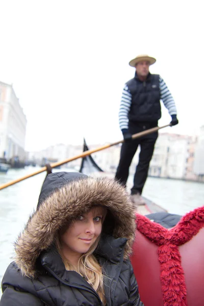 Beautifiul woman i riding on gondola — Stock Photo, Image