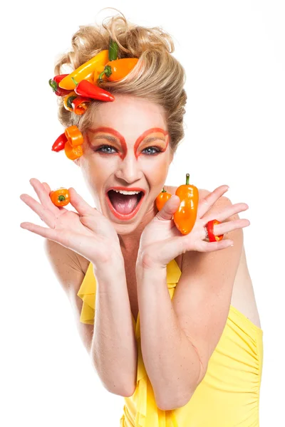 Krásná žena s paprikami — Stock fotografie
