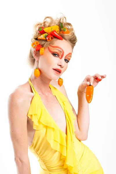 Vacker kvinna med paprika — Stockfoto