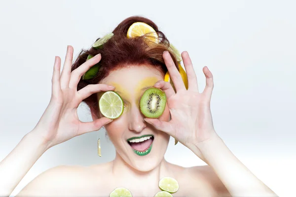 Mooie vrouwen met limoen en kiwi — Stockfoto