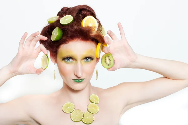 Vackra kvinnor med lime och kiwi — Stockfoto