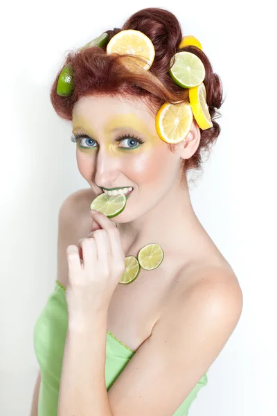 Hermosa mujer en lima de limón — Foto de Stock