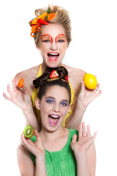 Schöne Frauen mit frischem Obst und Gemüse dekoriert — Stockfoto