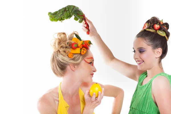 ¡Piensa en Green! Hermosas mujeres decoradas con frutas y verduras frescas — Foto de Stock