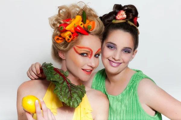 Σκέψη πράσινο όμορφες γυναίκες διακοσμημένα με φρέσκα φρούτα και ve — Φωτογραφία Αρχείου