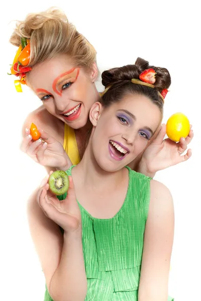 Belle donne decorate con frutta e verdura fresca — Foto Stock