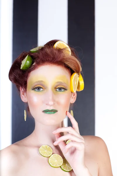 Mulher bonita em Limão Limão — Fotografia de Stock