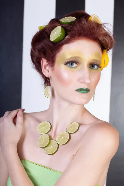 Szép nő, a citrom-Lime — Stock Fotó