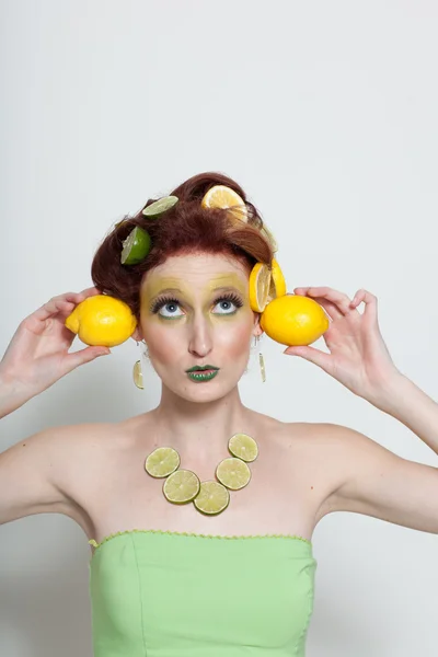 Mooie vrouw in citroen kalk — Stockfoto