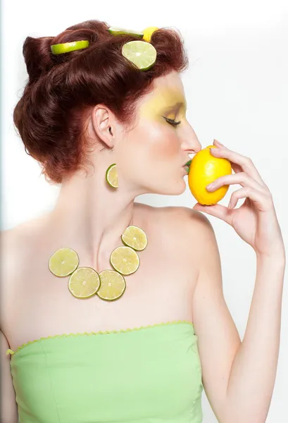 아름 다운 여자 레몬 사랑 — 스톡 사진