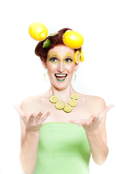 Piękna kobieta w limonka cytryna — Zdjęcie stockowe