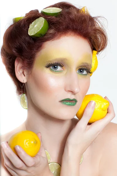 レモン石灰で美しい女性 — ストック写真