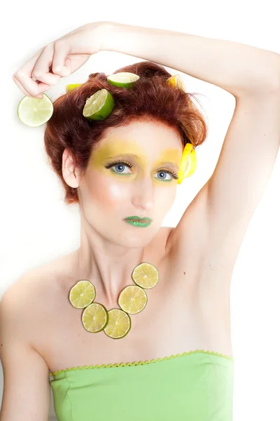 Schöne Frau in Zitronenlimonade — Stockfoto