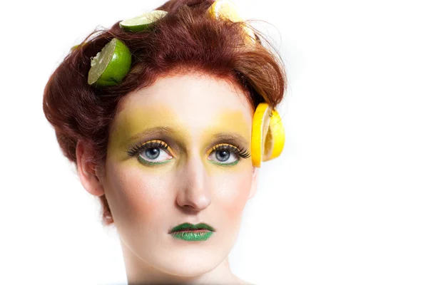 Hermosa mujer en lima de limón —  Fotos de Stock
