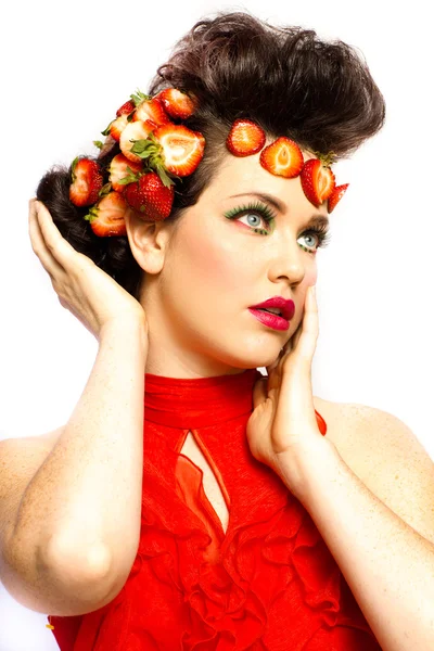 Hermosa mujer en fresas — Foto de Stock