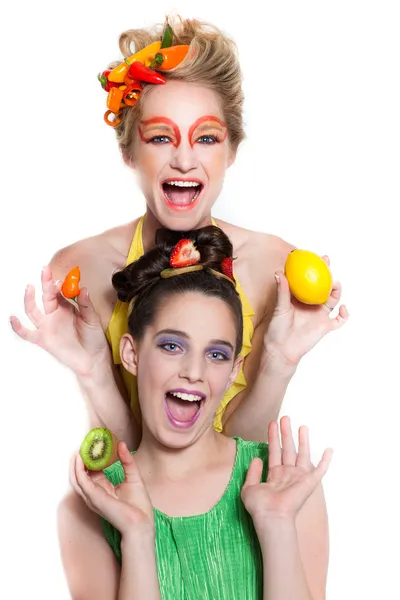 Mooie vrouwen versierd met verse groenten en fruit Stockfoto