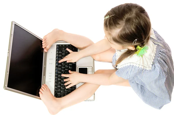 コンピューターを持つ少女 — ストック写真