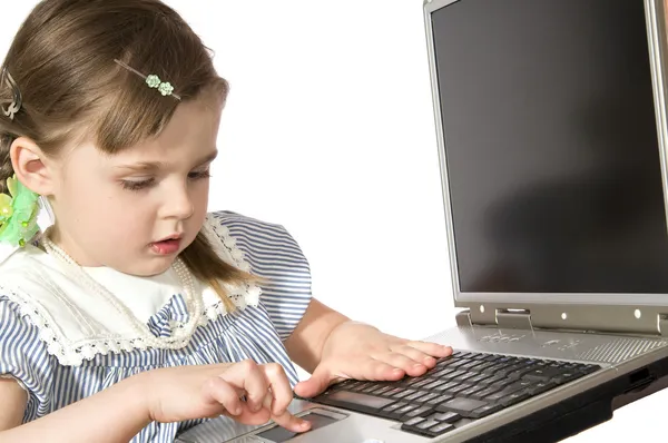 Bilgisayar ile küçük kız — Stok fotoğraf