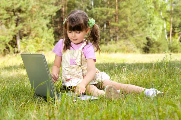 Κοριτσάκι με υπολογιστή — Φωτογραφία Αρχείου