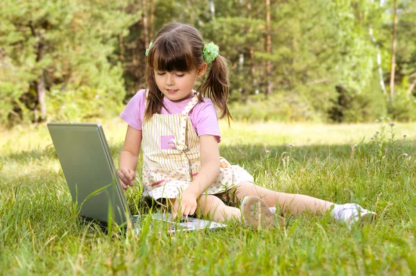 Niña con computadora — Foto de Stock