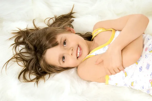 Schönes kleines Mädchen — Stockfoto