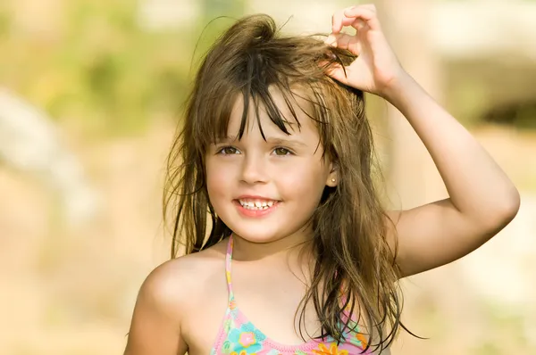 Маленькая красивая девочка — стоковое фото